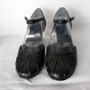 NWOT Strictly Comfort Black mid heel shoes